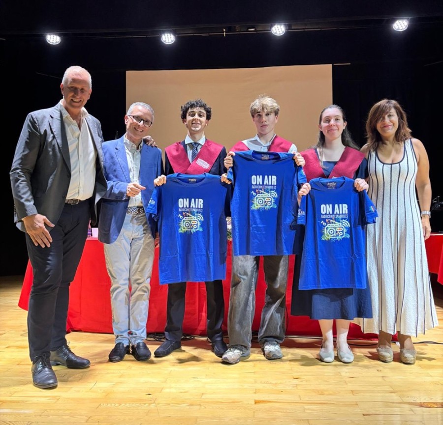 Ceremonia de graduaci&oacute;n en el Liceo Italiano de Madrid: Los Comit&eacute;s premian la excelencia con un regalo. Radio Comit&eacute;s Madrid